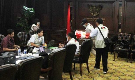 Penyidik KPK geledah ruang kerja ketua MK Akil Mochtar.