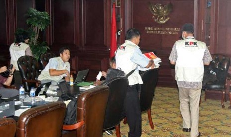 Penyidik KPK geledah ruangan ketua MK Akil Mochtar.