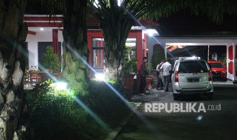 Penyidik KPK masuk ke dalam mobil seusai melakukan penggeledahan di Rumah Dinas Wali Kota Blitar, di Blitar, Jawa Timur, Kamis (7/6)