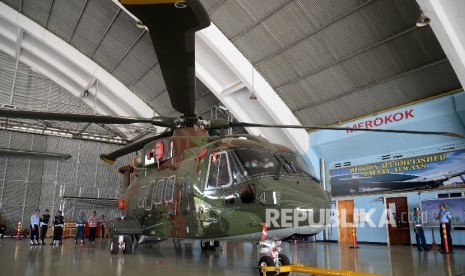 Penyidik KPK melakukan pemeriksaan fisik pada Helikopter Agusta Westland (AW) 101 di Hanggar Skadron Teknik 021 Pangkalan Udara Halim Perdanakusuma, Jakarta, Kamis (24/8).