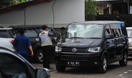   Penyidik KPK memeriksa kondisi mobil tersangka pencucian uang terkait kasus suap pemberian kuota impor daging sapi Luthfi Hasan Ishaq yang disita di DPP PKS, Jakarta, Rabu (15/5).  (Republika/Edwin Dwi Putranto)