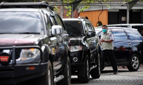  Penyidik KPK memeriksa kondisi mobil tersangka pencucian uang terkait kasus suap pemberian kuota impor daging sapi Luthfi Hasan Ishaq yang disita di DPP PKS, Jakarta, Rabu (15/5).  (Republika/Edwin Dwi Putranto)