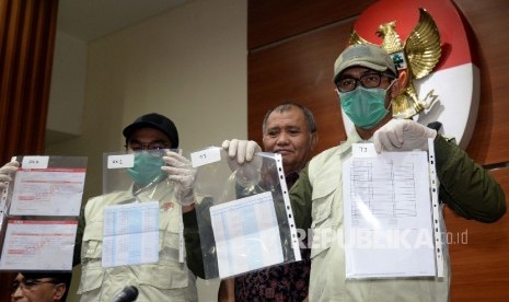 Penyidik KPK menunjukan barang bukti didampingi Ketua KPK Agus Rahardjo saat meberikan keterangan pers terkait operasi tangkap tangan (OTT) di PN Jaksel di gedung KPK, Jakarta, Selasa (22/8).