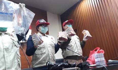 Penyidik KPK menunjukan barang bukti kasus suap Bupati Buton Selatan