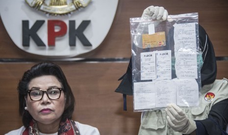 Penyidik KPK menunjukan barang bukti saat Wakil Ketua KPK Basaria Panjaitan (kiri) memberikan keterangan pers mengenai OTT Suap Bupati Ngada di gedung KPK, Jakarta, Senin (12/2).