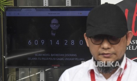 Penyidik KPK Novel Baswedan berdiri di samping layar yang menampilkan hitung maju waktu sejak penyerangan terhadap dirinya saat diluncurkan di gedung KPK, Selasa (11/12/2018). 