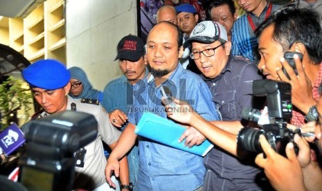 Penyidik KPK, Novel Baswedan, bersama sejumlah tim kuasa hukumnya usai mendandatangani surat berita acara penangguhan penahanan di Bareskrim Polri, Jakarta, Sabtu (2/5). 