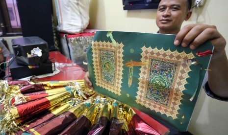 Penyidik menunjukkan barang bukti terompet tahun baru berbahan sampul Al-Qur'an di Mapolres Blitar, Jawa Timur, Rabu (30/12). 