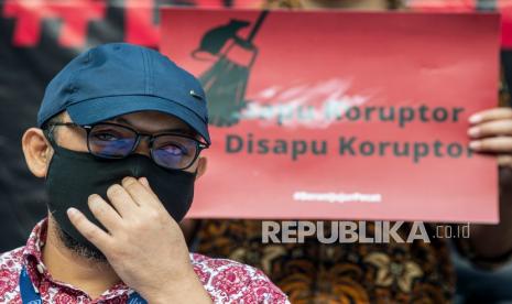 Penyidik nonaktif KPK Novel Baswedan mengikuti aksi anti korupsi di Jakarta, Selasa (21/9/2021). Aksi tersebut sebagai bentuk kekecewaan terhadap pemberantasan korupsi di Indonesia, serta meminta Presiden Joko Widodo untuk membatalkan pemecatan 57 pegawai KPK yang selama ini dinilai memiliki integritas tinggi dalam pemberantasan korupsi di Indonesia. 