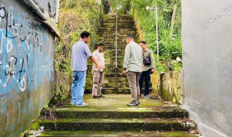 Penyidik Satuan Reserse Kriminal Polresta Bogor Kota melakukan olah tempat kejadian perkara (TKP) kasus pembunuhan siswi SMK Andriana Yubelia Noven (18 tahun) di gang kawasan Jalan Riau, Kelurahan Baranangsiang, Kecamatan Bogor Timur, Kota Bogor, Jawa Barat, Kamis (6/7/2023).  