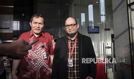 Penyidik Senior Komisi Pemberantasan Korupsi (KPK) Novel Baswedan (kanan) bersama Wakil Ketua KPK Saut Situmorang (kiri).