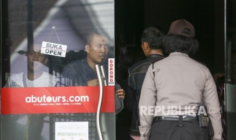 Penyidik Subdit 1 Keamanan Negara Ditreskrimum Polda Sumsel melakukan penggeladahan kantor Abu Tours cabang Palembang, Sumatra Selatan.