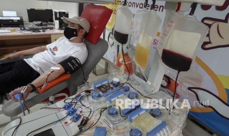 Donor plasma konvalesen. Otoritas pengawasan obat-obatan makanan di China menyetujui uji klinis satu jenis obat COVID-19 berbasis antibodi manusia yang dikembangkan oleh anak perusahaan Sinopharm, CNBG.