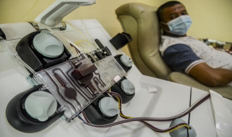 Penyintas Covid-19 melakukan donor plasma konvalesen, (ilustrasi). Butuh Rp 2.250.000 untuk pasien bisa mendapat terapi donor plasma konvalesen di Depok.