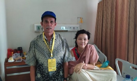 Penyintas kanker, Nur (32 tahun) bersama ayahnya, Karna, sebagai pendamping ketika hendak terapi kemo di RS Dharmais, Jakarta.