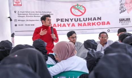 Penyuluh Anti Narkoba Kota Cilegon, Hizkia Raymond Sinaga memberikan materi kepada warga. 