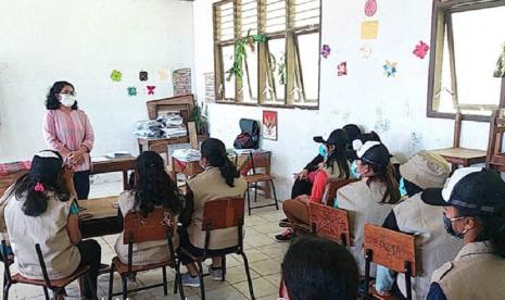 Penyuluh Pusat Kementan, Susi Deliana memberi arahan pada sebagian dari 50 mahasiswa dan alumni Polbangtan dan Universitas Sumatera Utara di Humbang Hasundutan. Kabupaten Humbang Hasundutan jadi pilot project lumbung pangan atau Food Estate