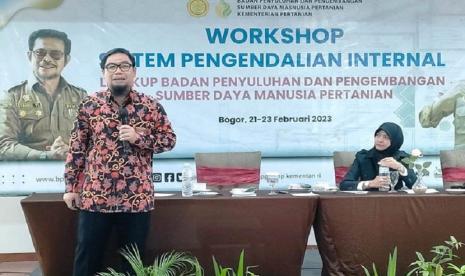 Penyuluh Utama Anti Korupsi KPK, Mohammad Indra Furqon mengelaborasi Permentan Nomor 7 Tahun 2022 didampingi Koordinator Evalap BPPSDMP Kementan, Septalina Pradini selaku moderator