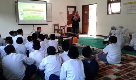 Penyuluhan Bahaya Pornografi dan Literasi Media bagi yatim dan dhuafa” di Pondok Pesantren Al Hidayah Kota Batu dan Panti Asuhan Mawaddah Warrahmah di Kota Malang, Jawa Timur, Senin (5/8).