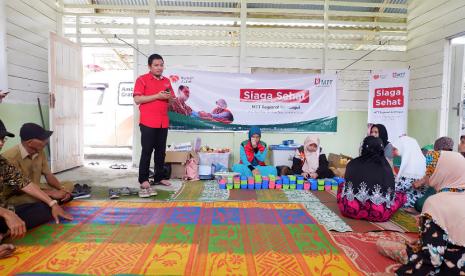 Penyuluhan kesehatan dari MTT kerja sama dengan Rumah Zakat dalam program Siaga Sehat di pedalaman Nias.