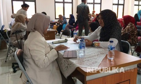 Penyuluhan kesehatan penyakit dalam dan spesialis saraf di Balai Kantor Kecamatan Makasar, Jakarta Timur, Kamis (18/5) pagi, bekerjasama dengan RS Polri, dalam rangka HUT RS Polri ke-51 pada 23 Mei 2017 mendatang. 