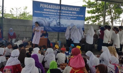 Penyuluhan kesehatan yang digagas UMT bersama Developing Countries Studies Center (DCSC), di panti anak Yayasan Rahmatan Lil Alamin, Tambelang, Kab Bekasi, Ahad (16/4) sore.