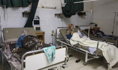 People, affected by what activists say was a gas attack, receive treatment inside a makeshift hospital in Kfar Zeita village in the central province of Hama, May 22, 2014. 