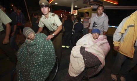 People are evacuated from their shelter after a tsunami alarm at Antofagasta city, north of Santiago on the southern Pacific coast, April 1, 2014.