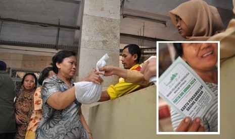 People queue to receive meat package during eid al Adha in Mosque Istiqlal in Jakarta, Saturday. The meat distribution in the mosque uses coupon system since 2010. Insert: A woman shows her coupon. (illustration) 