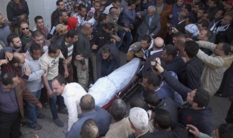 People carry body of a protester killed during clashes yesterday in the port city in Suez, about 134 km (83 miles) east of in Cairo January 26, 2013. At least 22 people died on Saturday when Egyptians rampaged in protest at the sentencing of 21 people to d