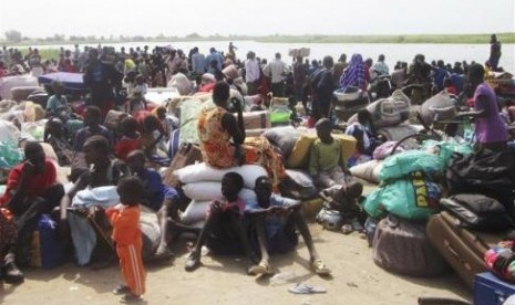 People displaced from fighting between the South Sudanese army and rebels, wait for boats to cross the Nile River, in Bor town, around 180 km (112 miles), northwest from the capital of Juba December 30, 2013.