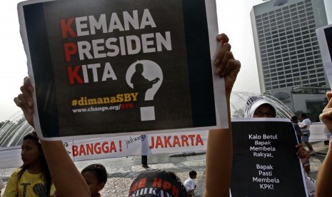 People hold a peaceful protest to show their support to Indonesian Corruption Eradication Commission (KPK), in Jakarta on Sunday. The poster says in bahasa literaly means Where is the President?   