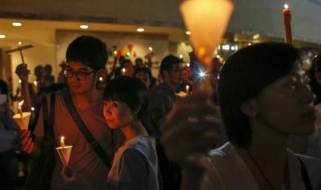 People hold candles during an anti-violence campaign in center of Bangkok January 3, 2013.