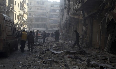 People inspect a damaged site after what activists said was an air raid by forces loyal to Syrian President Bashar Al-Assad, in Aleppo's district of Al Sukari December 24, 2013. (File photo)