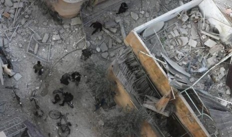 People inspect a site hit by what activists said was an airstrike by forces loyal to Syrian President Bashar al-Assad in the Duma neighbourhood of Damascus January 7, 2014.