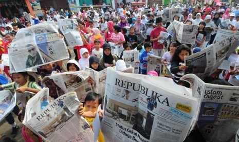    People join a mass newspaper reading event in Bogor, West Java. Islamic media must counterbalance the negative perspective towards Islam.(illustration)    