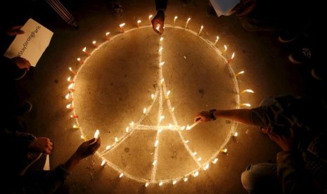 People light candles during a vigil in Kathmandu November 15, 2015, following the deadly attacks in Paris. Read more at Reutershttp://www.reuters.com/news/picture/the-world-reacts-to-paris-attacks?articleId=USRTS6YU2#2Pt1fmtZOfGftpp4.99