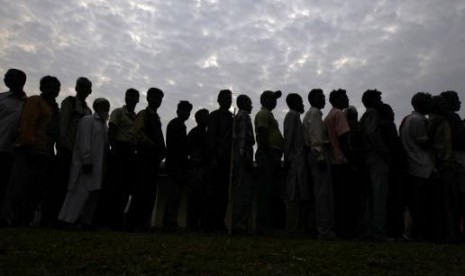 People line up to cast their vote outside a polling station in Nakhrai village in Tinsukia district in the northeastern Indian state of Assam April 7, 2014.