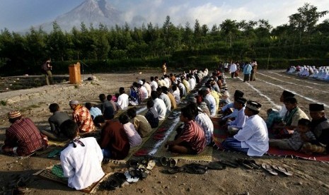 People perform Eid al Adha prayers in a location 4 kilometer from the peak of Mount Merapi, Yogyakarta. (illustration)  