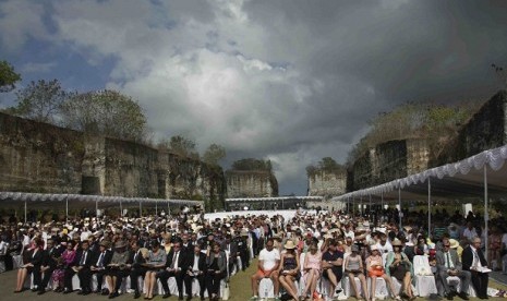 People pray during a minute of silence as part of a commemoration service for the 10th anniversary of the Bali bombing in Garuda Wisnu Kencana (GWK) cultural park in Jimbaran, Bali October 12, 2012.  