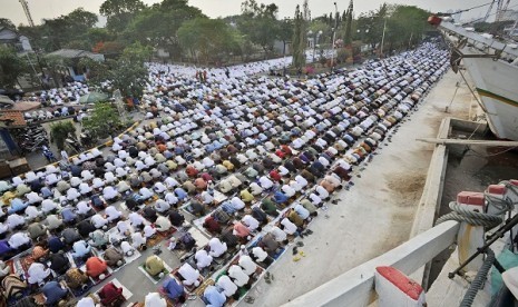 People pray in an Islamic festivity in Jakarta. Muslims celebrate Isra Miraj every 27th of Rajab, to commemorate the Prophet Muhammad PBUH's journey to receive God's command to pray five times a day and night. (illustration)  