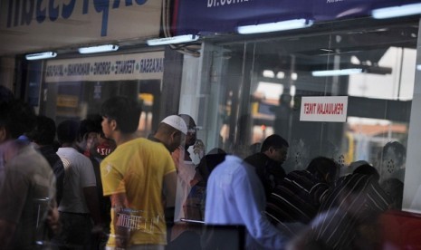 People queue in front of ticket booths in Soekarno Hatta Airport, Cengkareng. (illustration)  