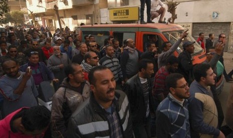 People shout slogans as they surround the ambulance carrying a body of a protester killed during clashes yesterday in the port city in Suez, about 134 km (83 miles) east of in Cairo January 26, 2013.