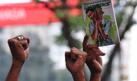 People stage a protest in Jakarta, as they demand the government to close an unregistred foreign organization. (file photo)