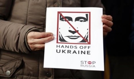 People take part in a demonstration showing support for Ukraine outside the Convention Centre where the European People's Party (EPP) Elections Congress is taking place in Dublin March 6, 2014.