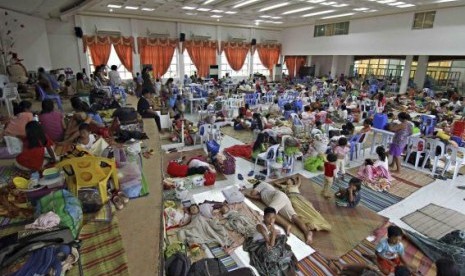 People take shelter inside a evacuation centre after evacuating from their homes due to super-typhoon Hagupit in Surigao city, southern Philippines December 5, 2014.