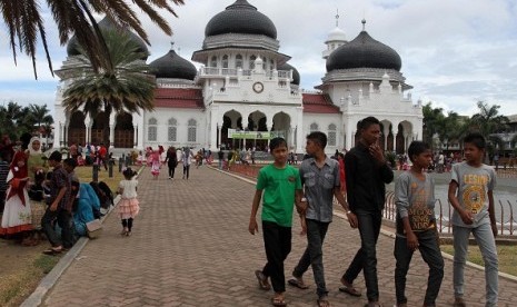 People visit Grand Mosque Baiturrahman in Banda Aceh. Aceh will become a religious tourism which expected to attract not only Muslim but also non-Muslim tourists. (file photo)  