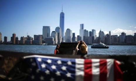 People visit the 9/11 memorial in Exchange Place, New Jersey September 10, 2014.