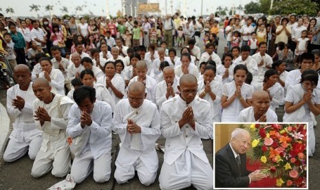 People wearing white pray as they mourn the late Cambodia's former King Norodom Sihanouk in front of the Royal Palace in Phnom Penh October 15, 2012. Norodom Sihanouk, once an absolute ruler who freed Cambodia from colonialism before becoming a tragic pawn