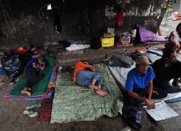 People who live below poverty line in Jakarta increase 3.75 percent to 363,000 people in 2011, from 312.000 people a year earlier. 